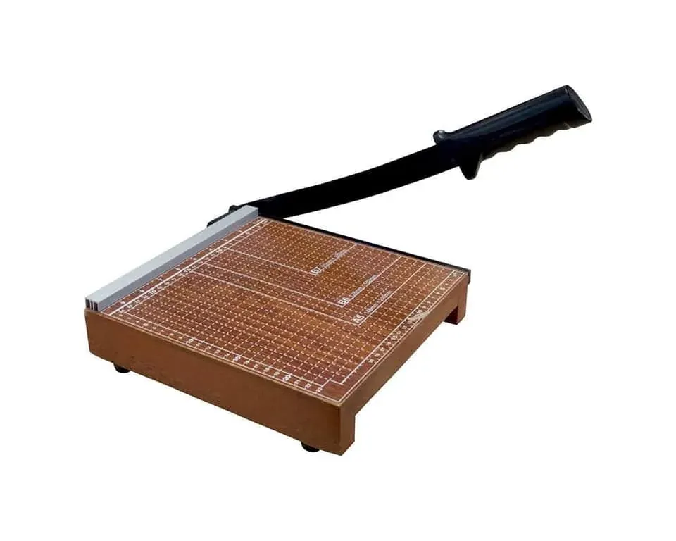 Massicot de bureau à levier avec plateau de coupe gradué.