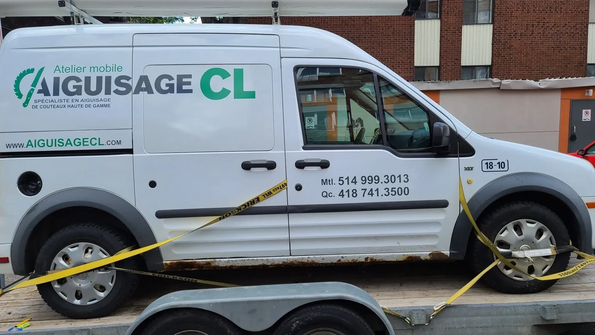 Le camion-atelier d’Aiguisage CL, marqué « Atelier mobile », stationné en ville.